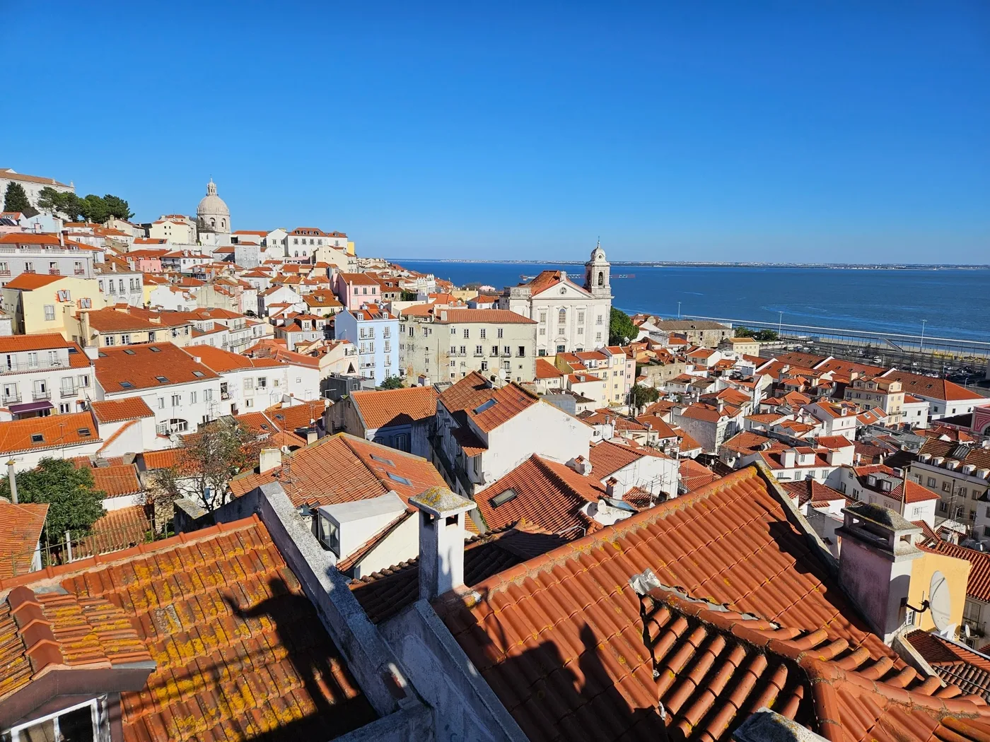 Vista aérea dos telhados de Alfama e do rio Tejo