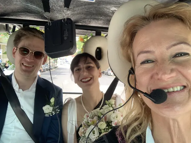 Pareja de novios a bordo del tuk-tuk con Susane