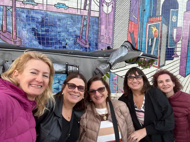 Grupo no mural de Fernando Pessoa