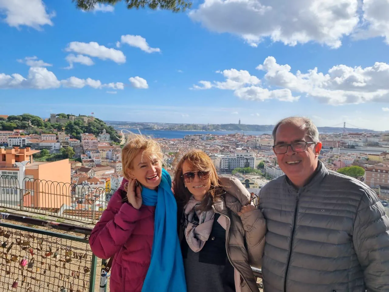 Vista do Castelo de São Jorge a partir de um miradouro de Lisboa