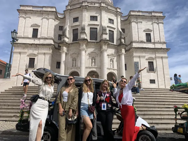 Grupo divertido junto al tuk-tuk frente al Panteón Nacional