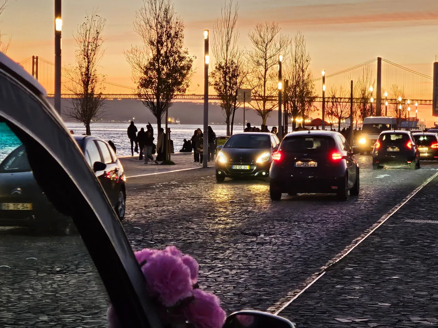 Pôr do sol junto ao rio Tejo em Lisboa