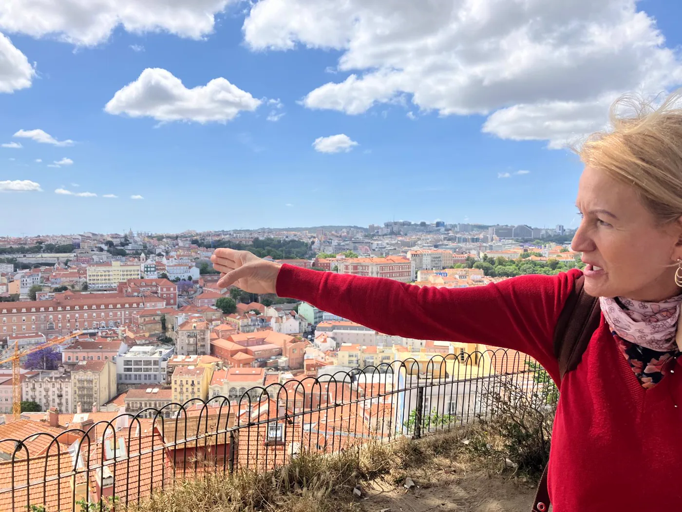 La guía Susane contando historias de Lisboa a los clientes durante un tour en tuk-tuk