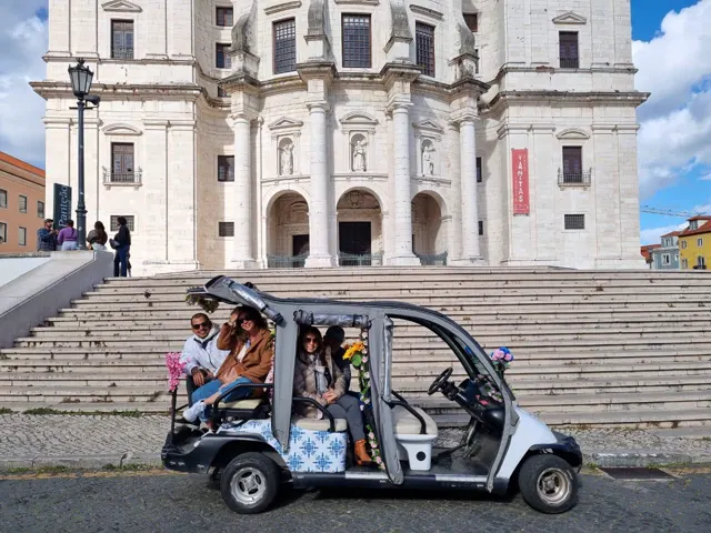 The tuk-tuk with clients in front of the São Vicente de Fora Monastery