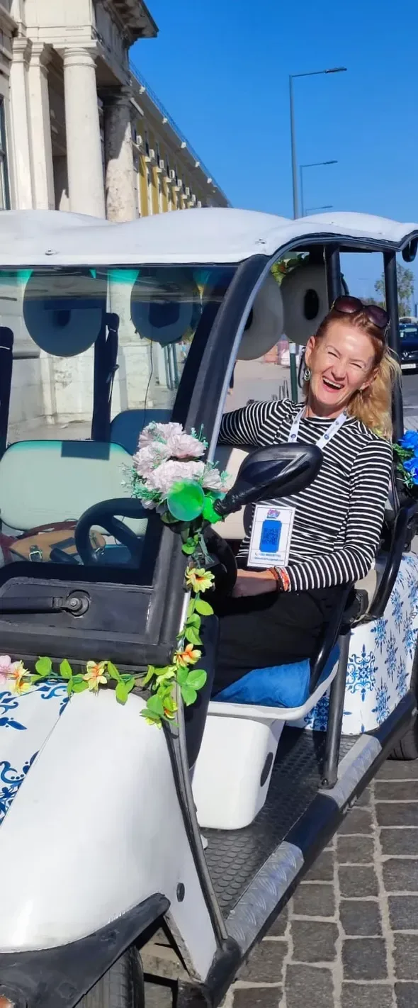 Susane, guía local certificada, en un tuk-tuk eléctrico en Lisboa